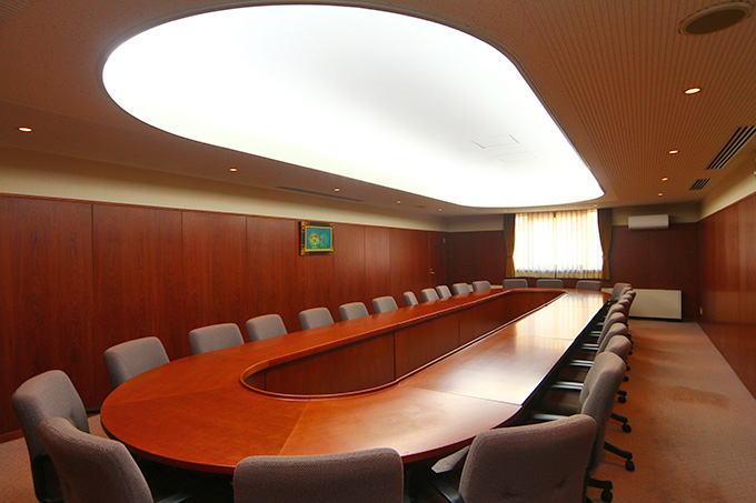 5m×11.5mの広さの円卓を備えた会議室